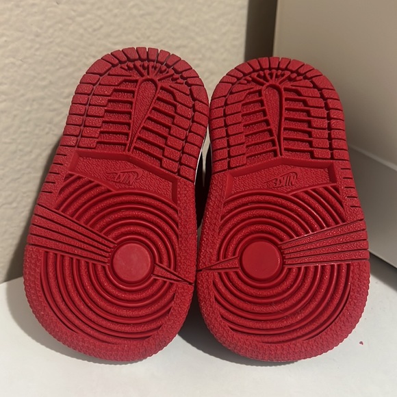 Baby’s Black/Red AirJorsan - Picture 5 of 6